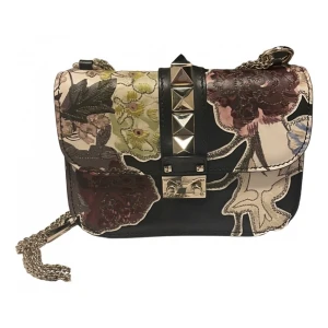 Valentino Garavani Glam Lock bag - Säljer nu denna underbara Valentino Glam Lock väskan. Väskan är limited edition och säljs därför inte någonstans längre. Väskan är i bästa möjliga skick utan några defekter överhuvudtaget 💓 hör av er vid funderingar
