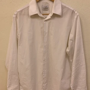 Calvin klein skjorta  - Vit fin skjorta regular fit 16 32/33 L ( storleken) Kan fraktas för 25:- 