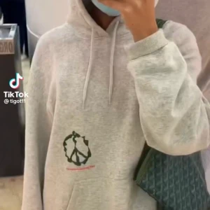 hoodie - Säljer min hoodie från HM köpt i våras stl M i herr men skulle säga att det är en oversized S/M i dam. Jag är 168 cm💘💘 FINNS KVAR så fråga inte❣️