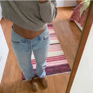 Mid Rise Jeans ifrån zara!💘 - (Två första bilderna är lånade) Säljer dessa populära jeansen ifrån Zara💖 Jeansen är i väldigt bra skick. Hör av dig om du har frågor/vill ha mer bilder☺️❤️Priset är + frakt!