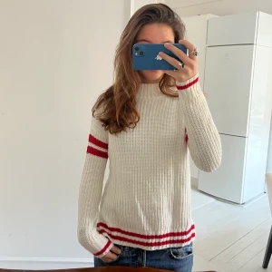 Stickad tröja!! - Säljer denna stickade tröja med röda detaljer vilket gör tröjan så snygg!!