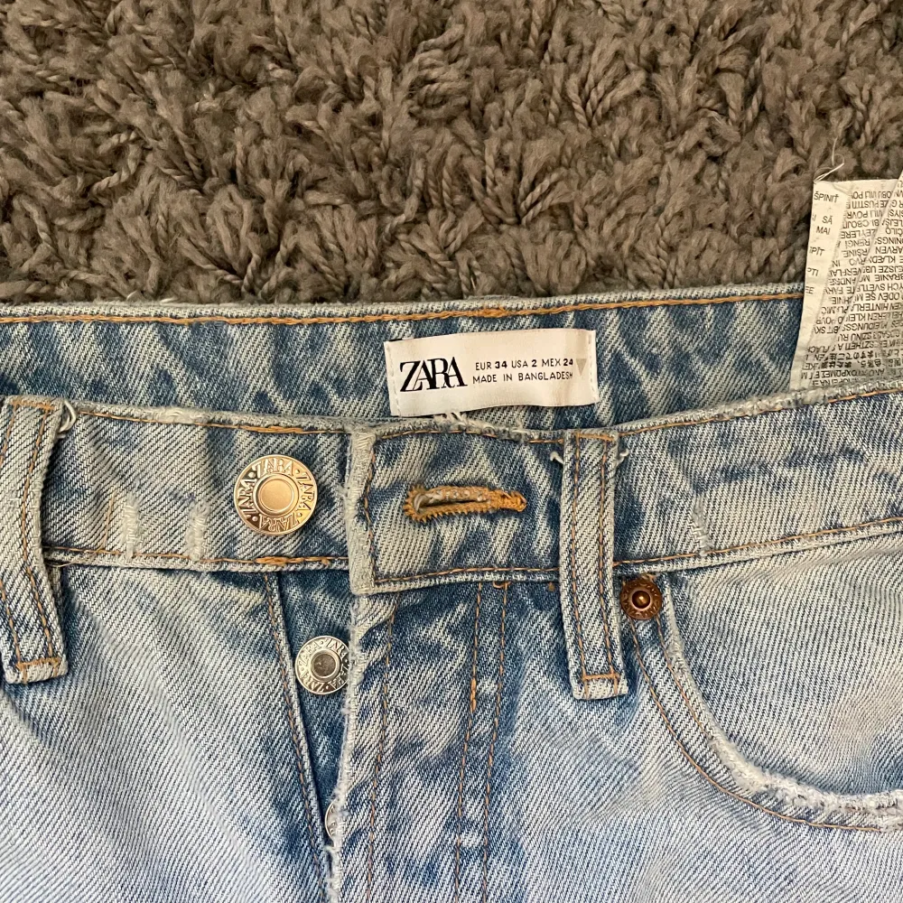 ett par zara straight mid rise jeans i ljusblå🤍använder aldrig därav säljer jag dom🫶🏼. Jeans & Byxor.