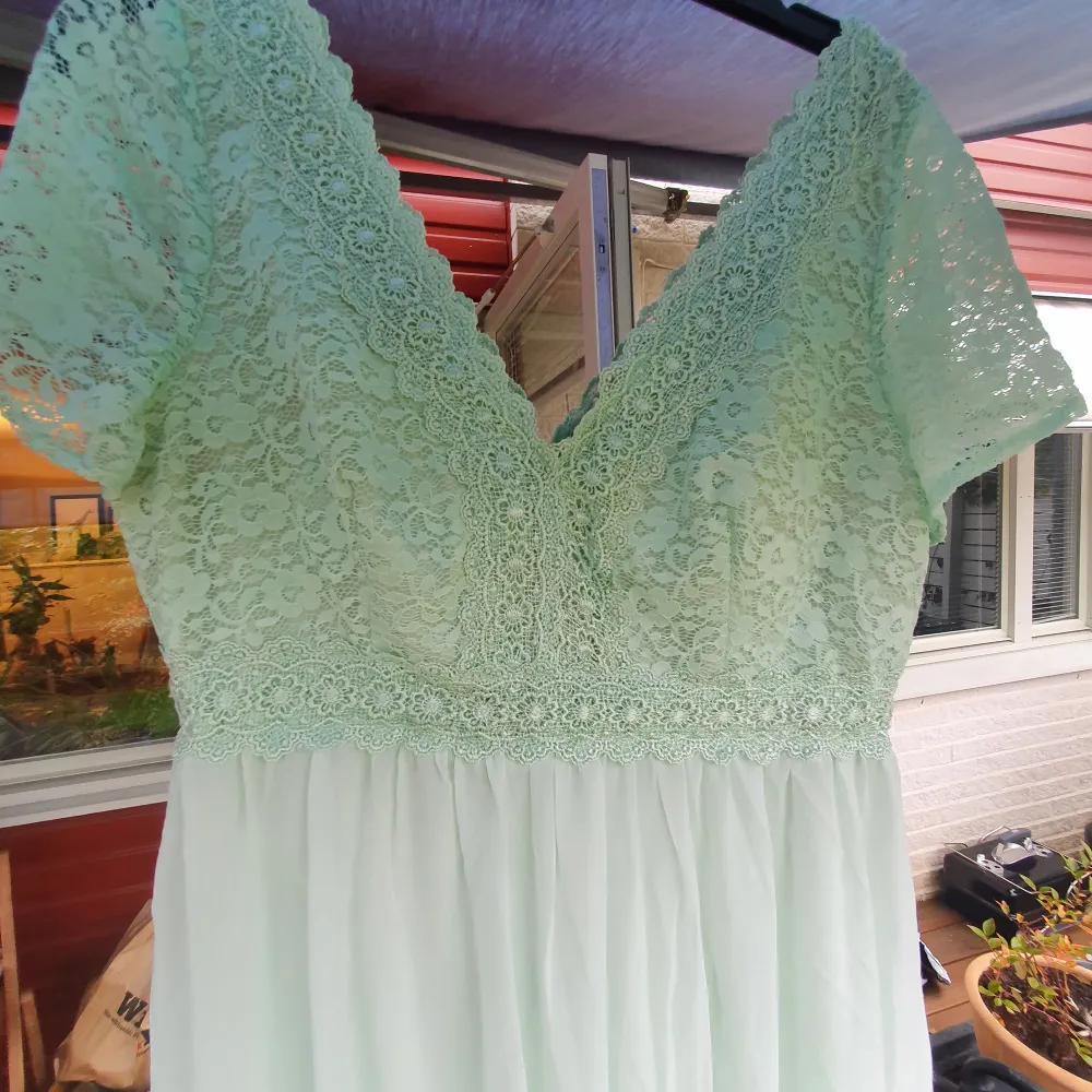Köpte denna klänning innan sommaren, har aldrig använt den, storleken motsvarar en svensk 48 ungefär. Mycket behaglig mild grön färg. Nederdelen är i vacker chiffong som faller fint. Dragkedjan i ryggen är tyvärr lite trög... Köparen betalar frakten 66kr.. Klänningar.