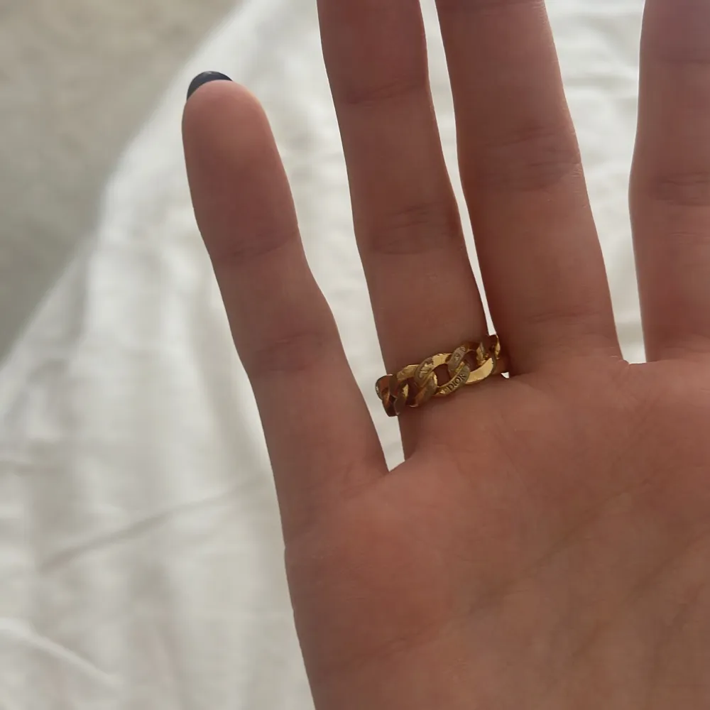 Funderar på att sälja min fina Dior ring!! tappat färg men inte nått man tänker så mycket på och kan putsas. Äkta! nypris 3700 kr. . Accessoarer.