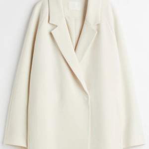 Helt ny vitt kappa, storlek M från hm. Köpt för 699kr säljer för 400kr.  Prislappen är kvar och ligger i förpackningen 