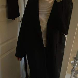 svart kappa med knytband, använt ca en gång. storlek s/m