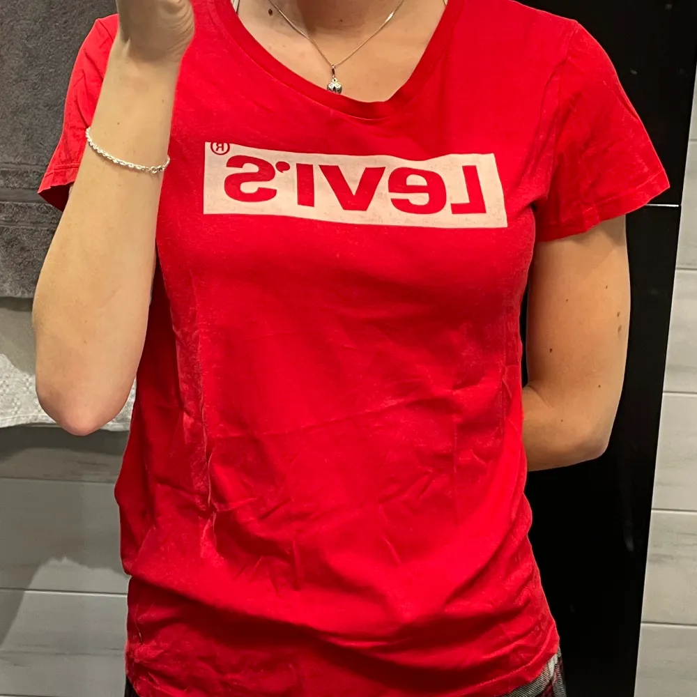 Säljer denna röda Levi’s t-shirt då den inte används, den är i mycket bra skick. Storlek S. T-shirts.