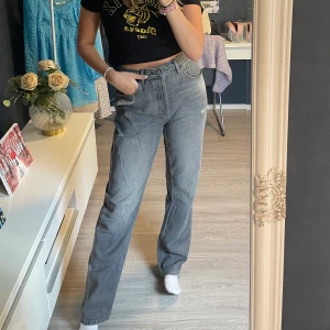 Asos straight jeans - Säljer ett par nästan helt oanvända jeans i storlek W34 L34. Snygga gråa jeans med slitningar nertill vid skorna, samt på låret. Passar både lågmidjat och högmidjat, beroende på hur man vill ha passformen! Frakt tillkommer❣️