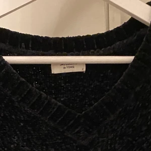 Svart tröja - Säljer denna sköna tröja. Säljer pga att jag inte längre passar i den, storlek Xs