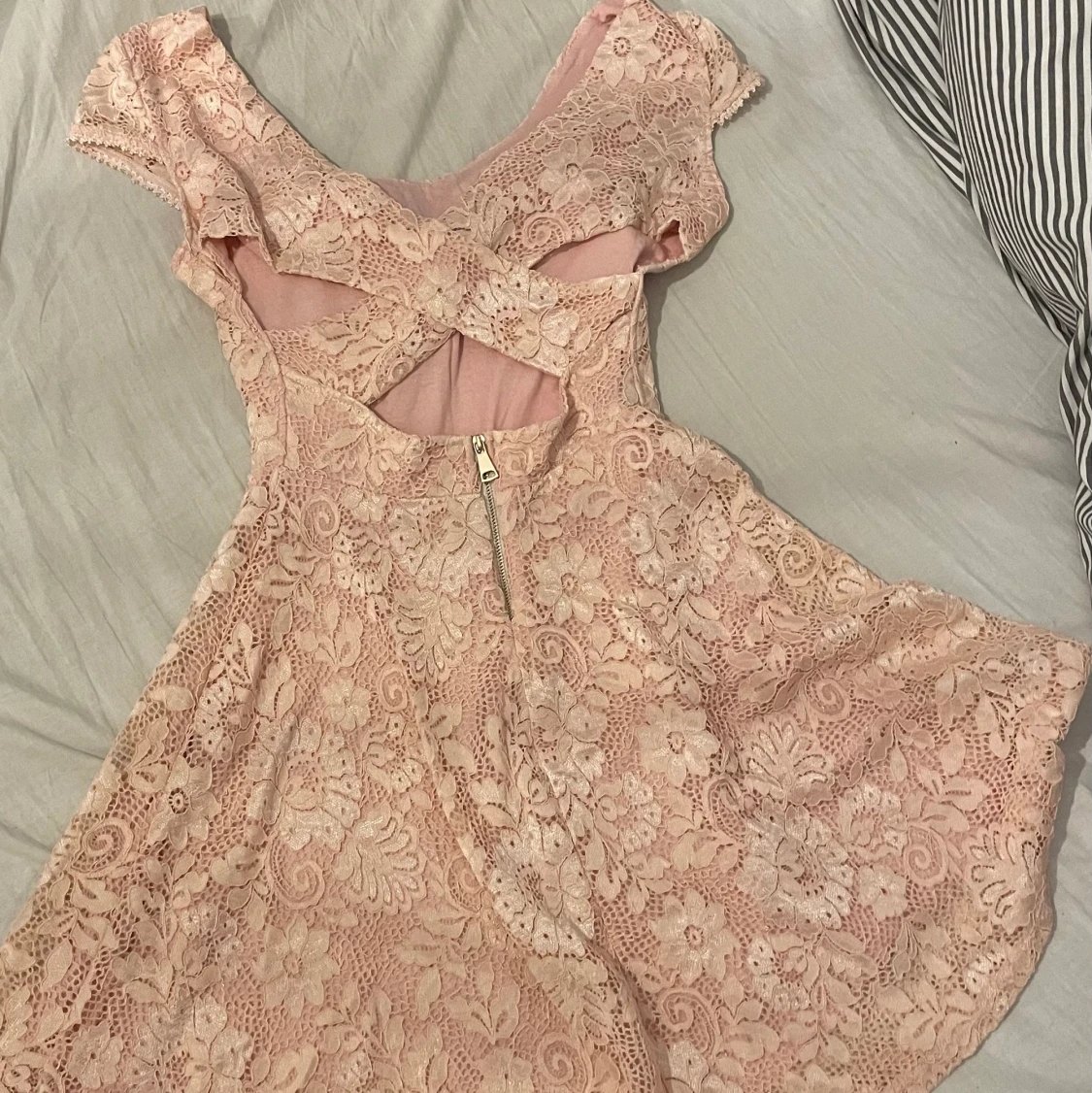 Rosa klänning i spets - 90