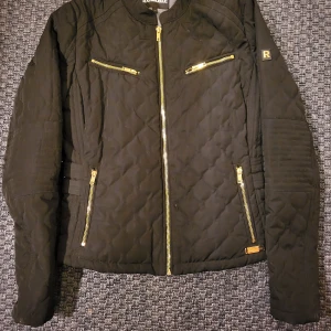 Rockandblue kacka - Svart jacka i storlek 36, då jag har det i vanliga fall känns den här mer som en 34.