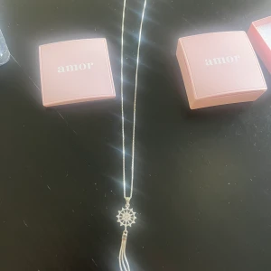 Amor smycken  - Nytt halsband och örhängen från Amor. Halsbandet kostade 599:- så vill inte pruta