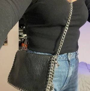 väska - en TIAMO väska i väldigt bra skick, knappt använd! köpt för 499kr. ❤️  skriv för frågor eller mer bilder👌🏼