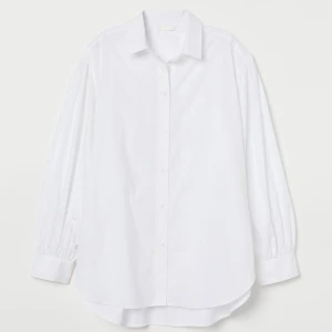 Oversize skjorta vit  - Säljer denna snygga vita oversize skjorta från hm. Sparsamt använd!!   Möts upp i Stockholm eller fraktas🫶🏻