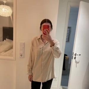 Skjorta från lexington  - Beige skjorta, köpt på NK 