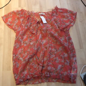 Blommig blus - Rosa blus med blommor på Köpte den själv för några år sedan second hand men blev aldrig av att jag använde den Fin kvalitet 