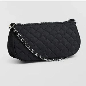 Väska  - Säljer min svarta väska från Gina tricot 🤎som aldrig är använd 