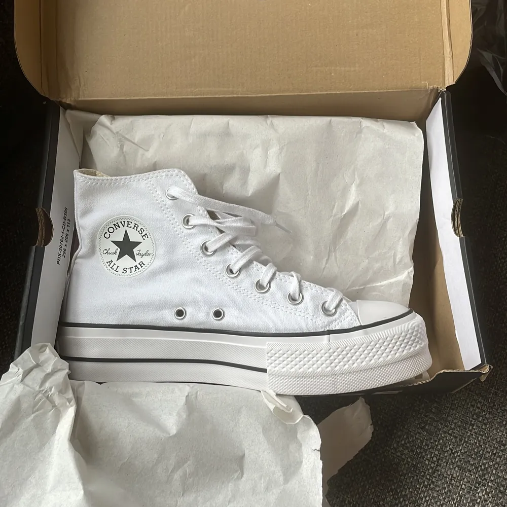 Oanvända vita Converse i storlek 38. Aldrig använda då de skulle vara studentskor men kom aldrig till användning. Ny pris är 950kr men säljer för 850kr. Köparen står för frakten💕💕 vid smidigt köp kan pris diskuteras . Skor.