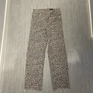 H&M jeans leopard - Skick: Oanvända Storlek:36 Färg:Leopard