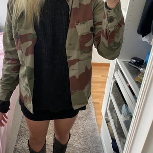 Jacka - Skit snygg camoflage jacka från zara💗