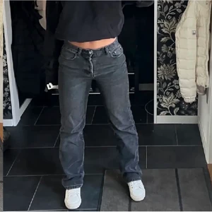 Zara mid jeans - Säljer zara mid raise jeans då dom tyvärr ej passar. Långa raka i benen. Ej mycket använda!🌻 