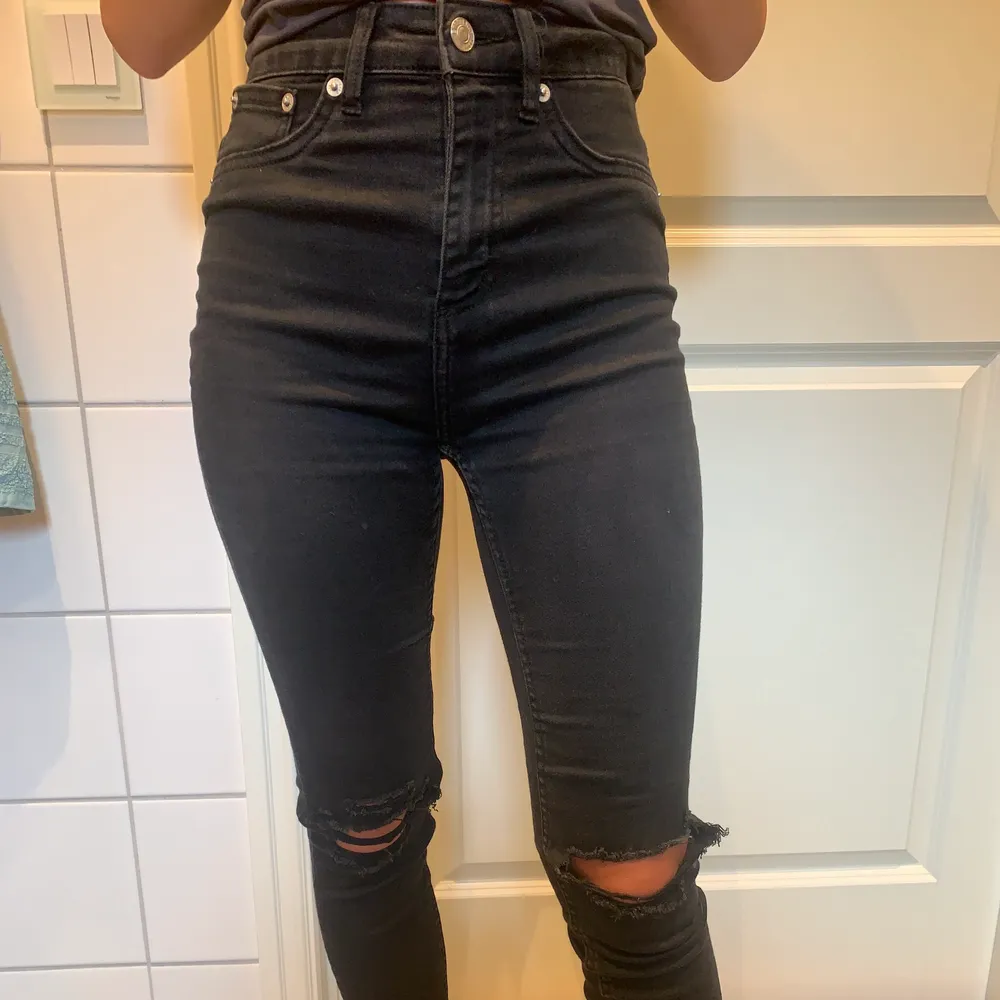 Svarta högmidjade skinny jeans med hål i knäna från lager 157 . Jeans & Byxor.