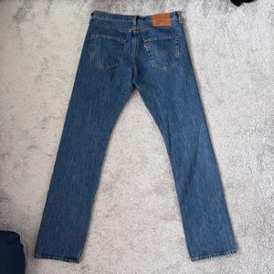 Raka Levis 501 - Klassiska raka Levis jeans 501or (raka i benen). Lite för tighta i låren och lite stora i midjan för mig så de sitter inte som mina andra jeans. Super fint skick, inga defekter eller liknande. Kan gå ner i pris vid snabbaffär. Köparen står för frakt. 