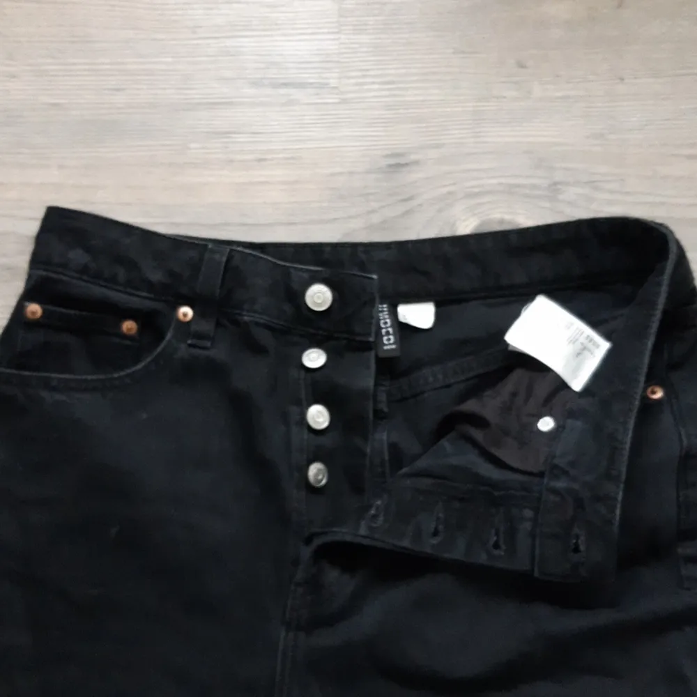 Svarta Jeans med knappgylf. Läderlappen 🦇 bak har vikmärken.. Jeans & Byxor.