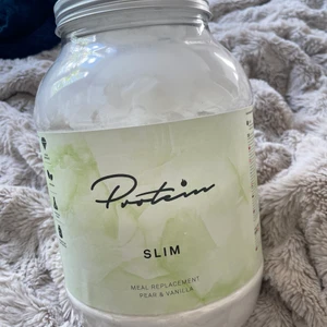 Måltidsersättning från protein.se - Helt nyinköpt måltidsersättning från protein.se. Endast testat en skopa från burken så iprincip hela burken kvar. I smak utav päronsplit, men tyvärr tycke jag inte om den så mycket så säljer den istället. 120kr frakt 69kr spårbar. 
