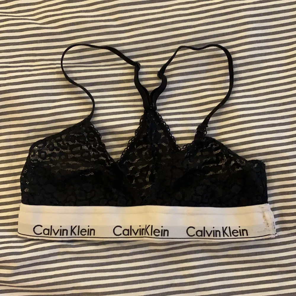 Jättefin Calvin Klein topp i storlek S! För liten för mig som vanligtvis har storlek M-L på toppar! . Toppar.