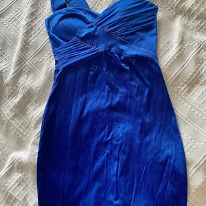 Klänning  - One shoulder mörk blå klänning ,kort. Från Nelly 