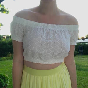 Cottagecore off-shoulder blus - Säljer denna fina blus då den tyvärr har blivit för liten för mig🤍 Frakt kan variera beroende på pris. (Tryck INTE på köp nu)