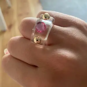 Säljer denna coola ring från urban outfitters😍