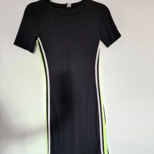 Klänning från divided - Klänning från divided med fina detaljer längs sidan. Väldigt smickrande passform. Använd ett fåtal gånger. Storlek 36  Katt finns i hemmet.