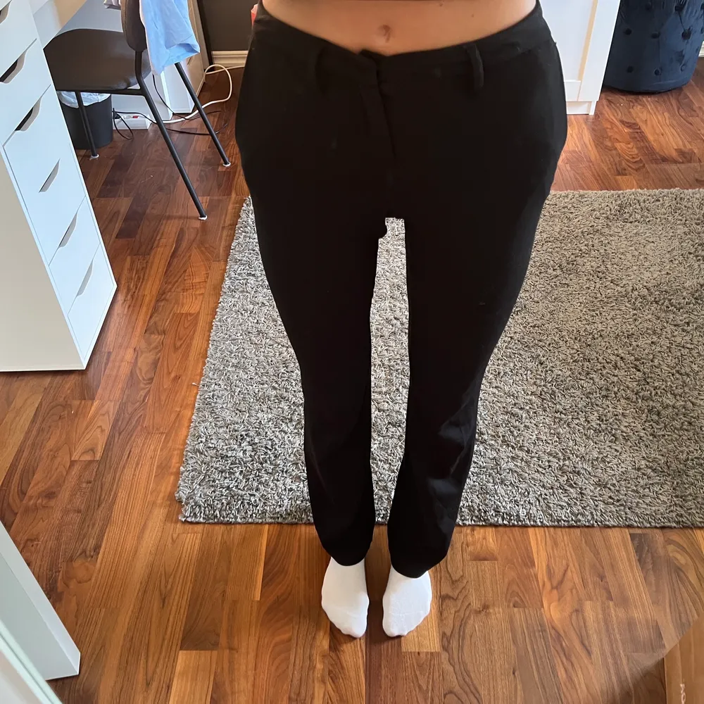 Säljer dessa svarta bootcut kostymbyxorna för de har blivit för små för mig🥰 betalning sker via swish. Jeans & Byxor.