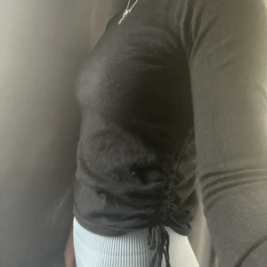 Mjuk svart tröja  - Super mjuk svart tröja med snörning på sidan för att få ⏳ figur, storlek S, sitter verkligen super skönt på kroppen