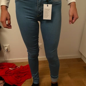 Blåa jeans - Ett par blåa jeans ifrån Cubus i storlek XS. Oanvända med prislappen kvar. Köpta för 300kr, säljes för 100kr. 👖
