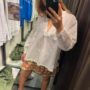 Kjol - Skit snygg trendig kjol. Älskar verkligen denna men råkade köpa i fel storlek och säljer derför!❤️💗🤝🏄🏽‍♀️😼😻 