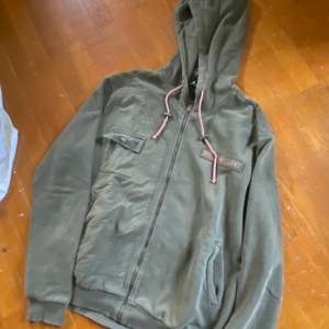 fet mochino jeans zip up från tidigt 00 tal. Storlek XL men sitter lite mindre Imo priset för denna hoodie är 549kr men öppen för offers eller trades 