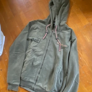 fet mochino jeans zip up  - fet mochino jeans zip up från tidigt 00 tal. Storlek XL men sitter lite mindre Imo priset för denna hoodie är 549kr men öppen för offers eller trades 