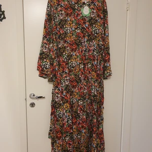 Klänning från Cissi & Selma - Klänning Cecilia i storlek L från Cissi och Selma. Aldrig använd, endast provad. Alla lappar kvar.  Materialet är Viskos och skulle man önska mer exakta mått, kan detta ordnas. Skulle säga att den är en normal L i storleken.