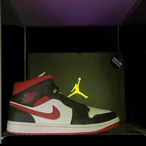 Jordan 1 mid gym red - Jordan 1 mid gym red i storlek 43 🤩 populär colorway i mycket bra skick förutom en mindre skada på ovansidan skon, 💥Box finns💥 ❗️Äkta❗️om du har frågor eller vill ha fler bilder så är det bara att kontakta mig 👍 ❗️Kan frakta eller mötas upp i stockholm ❗️