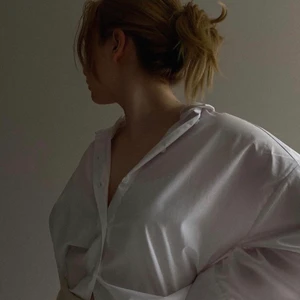 Vit oversized poplin shirt - Från hemsidan: Oversized, soft, comfortable, and stylish. The ultimate in comfort, versatility, and timeless style. Poplin Shirt is a wardrobe staple that is preferred by everyone. Whether you're tucked in or turned into a crop top; Open or closed; worn a