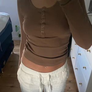 Top från gina - Säljer denna fina tröjan från Gina!! Använd fåtal gånger, fint skick!! Köparen står för frakt 