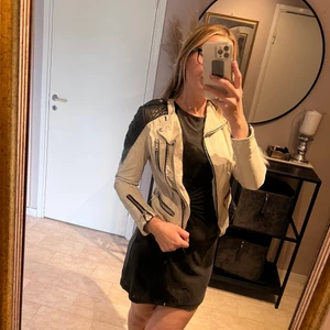 Skinnjacka  - Fin skinnjacka från jofama som inte används längre strl 32, beige svart   Marie sernholt kollektion 