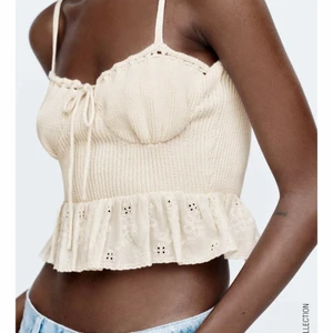 Zara topp  - Säljer denna fina stickade toppen från Zara! Helt oanvänd och har lappen kvar! 🥰 Storlek S! Slutsåld på hemsidan💖 