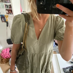 Klänning från zara - En såå snygg klänning!! Den är mörkgrön och har aldrig tyvärr kommit till använding❤️
