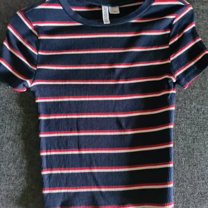 Cropped t-shirt - Jätte fin cropped t-shirt. Sitter jätta bra på. Frakt 39kr 