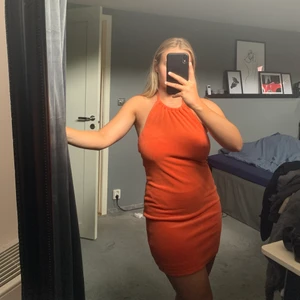 Fin festklänning  - Får tyvärr ingen användning för den - oanvänd med lapp kvar. Den är i frotté och väldigt bekväm + knytning i nacken.