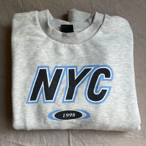 Grå sweatshirt från Gina  - Den är använd men fortfarande i otroligt bra skick! Kan skicka fler bilder om de önskas. Köparen står för frakt 📦 